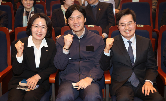 기념 촬영하는 추미애·한준호·김동연 경기지사 후보