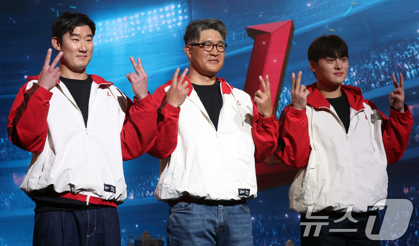 (서울=뉴스1) 김명섭 기자 = 26일 오후 서울 잠실 롯데호텔 월드에서 열린 2026 신한 SOL KBO 리그 미디어데이&팬페스트’에서 SSG 랜더스 이숭용 감독과 오태곤, 조병 …