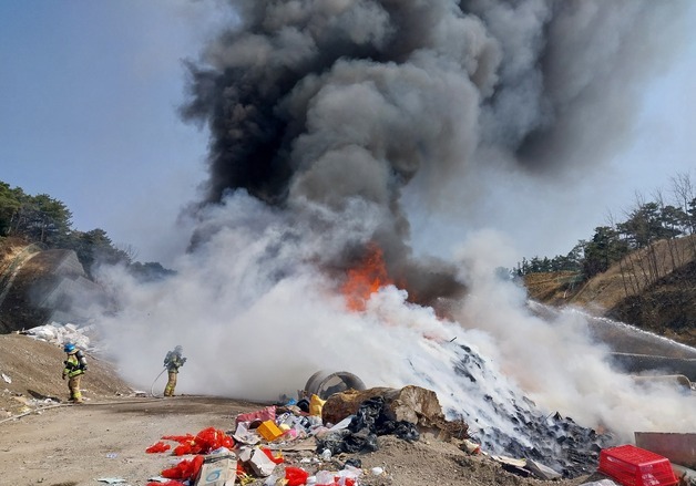 함양 폐기물 매립장 화재 진화 중…산불 확산 없어