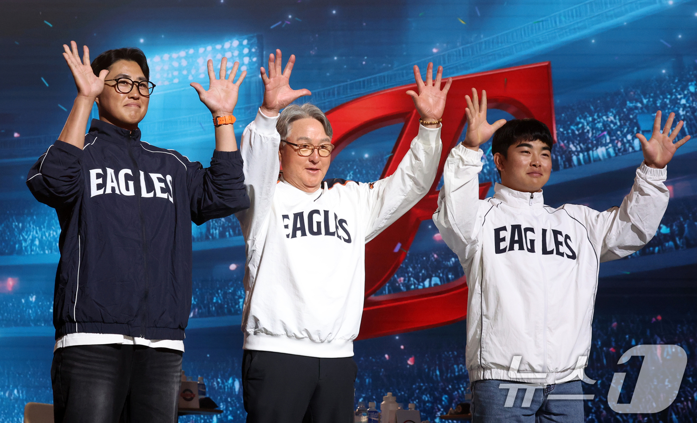 (서울=뉴스1) 김명섭 기자 = 26일 오후 서울 잠실 롯데호텔 월드에서 열린 2026 신한 SOL KBO 리그 미디어데이&팬페스트’에서 한화 이글스 김경문 감독과 채은성, 문현빈 …