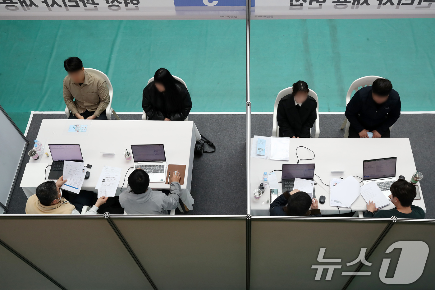 (대구=뉴스1) 공정식 기자 = 26일 오후 대구 남구 영남이공대 천마체육관에서 열린 '쿠팡 풀필먼트 서비스(Coupang Fulfillment Services·CFS) 대구·경북 …