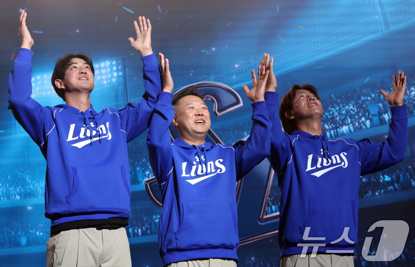 본문 이미지 - 26일 오후 서울 잠실 롯데호텔 월드에서 열린 2026 신한 SOL KBO 리그 미디어데이&팬페스트’에서 삼성 라이온즈 박진만 감독과 구자욱 강민호 선수가 팀 세리머니를 하고 있다. 2026.3.26 ⓒ 뉴스1 김명섭 기자