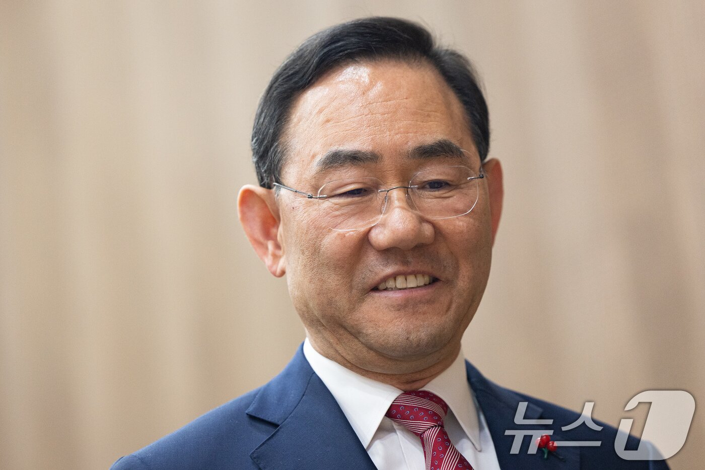 본문 이미지 - 주호영 국민의힘 의원이 26일 서울 여의도 국회 소통관에서 열린 당 공천관리위원회의 대구시장 경선 공천 배제(컷오프)와 관련 기자회견에 입장하고 있다. 2026.3.26 ⓒ 뉴스1 유승관 기자