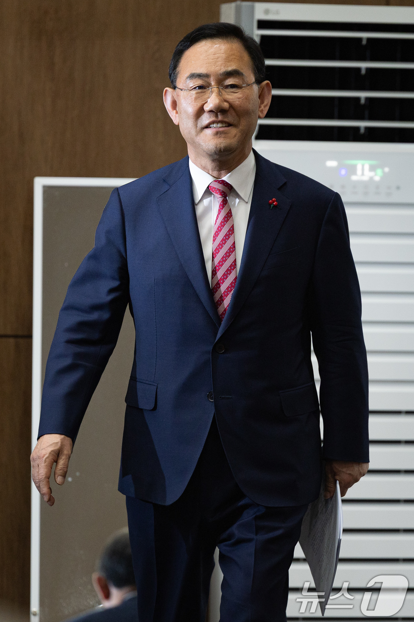 (서울=뉴스1) 유승관 기자 = 주호영 국민의힘 의원이 26일 서울 여의도 국회 소통관에서 열린 당 공천관리위원회의 대구시장 경선 공천 배제(컷오프)와 관련 기자회견에 입장하고 있 …