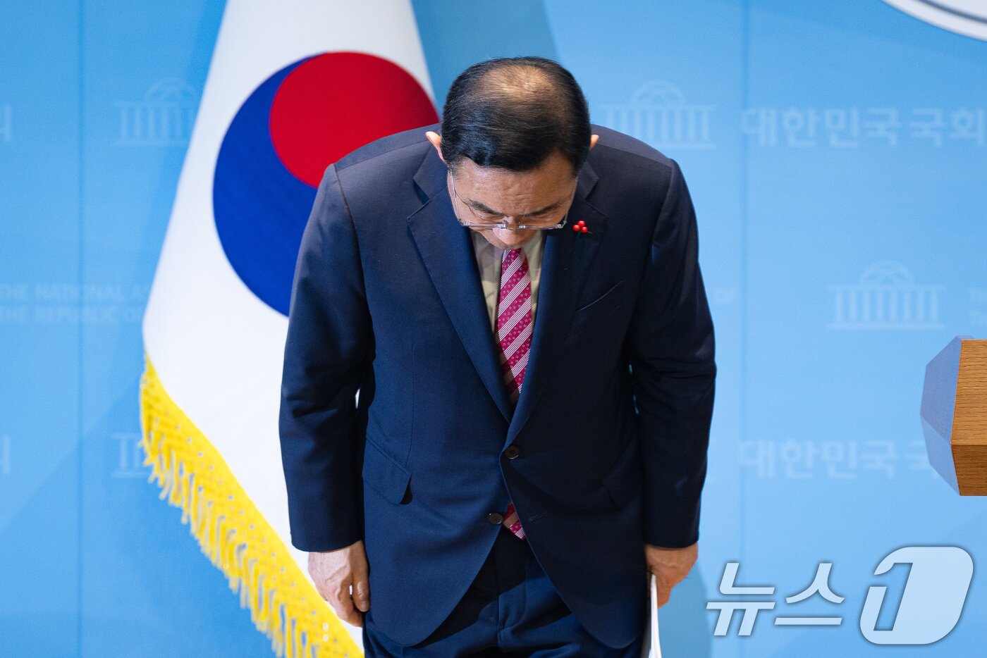 본문 이미지 - 주호영 국민의힘 의원이 26일 서울 여의도 국회 소통관에서 당 공천관리위원회의 대구시장 경선 공천 배제(컷오프)와 관련해 기자회견을 마친 후 인사하고 있다. 2026.3.26 ⓒ 뉴스1 유승관 기자