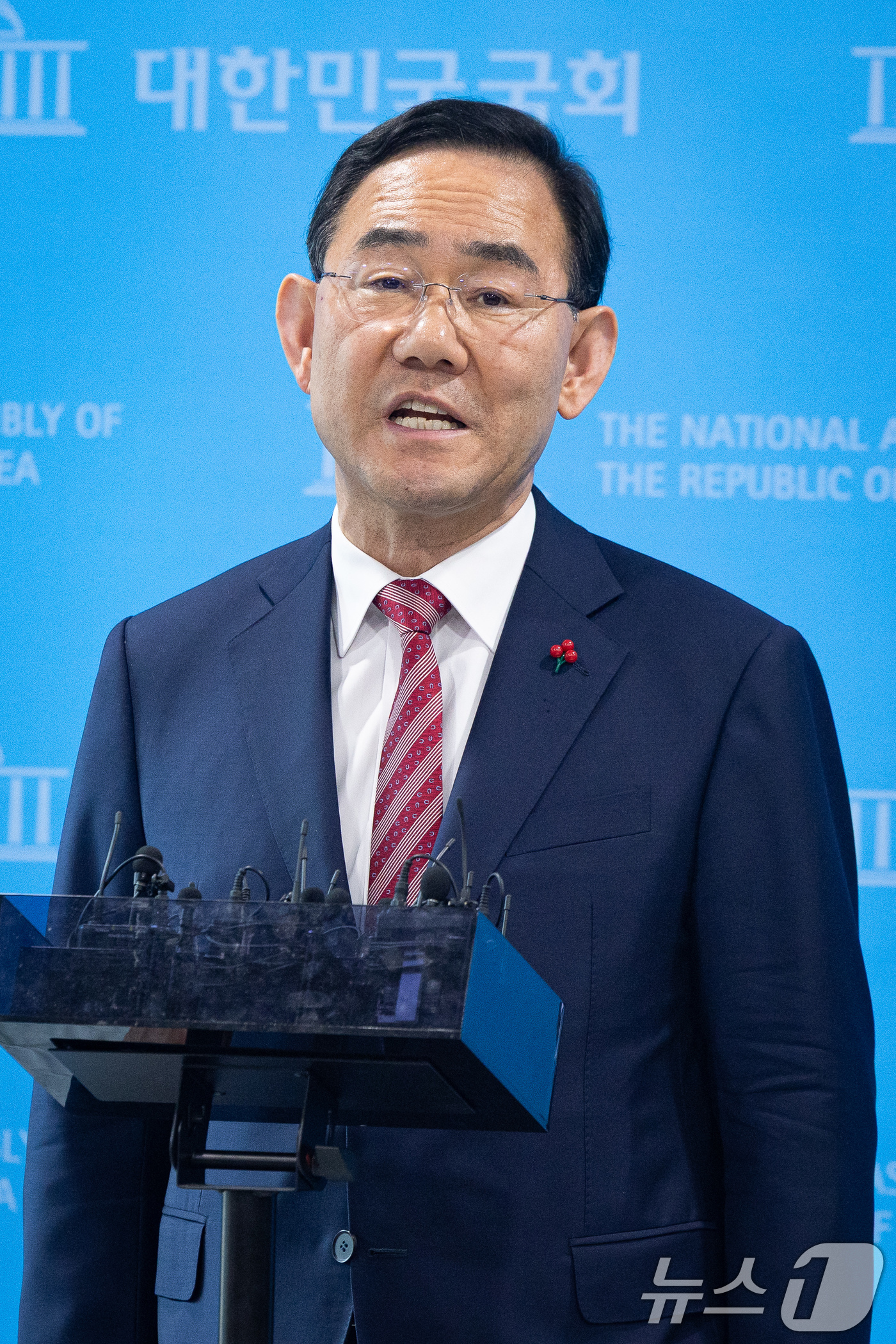 (서울=뉴스1) 유승관 기자 = 주호영 국민의힘 의원이 26일 서울 여의도 국회 소통관에서 당 공천관리위원회의 대구시장 경선 공천 배제(컷오프)와 관련해 기자회견을 마친 후 취재진 …