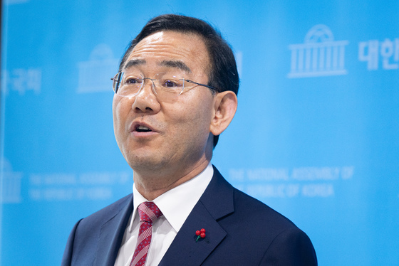 취재진 질문 답하는 주호영 의원