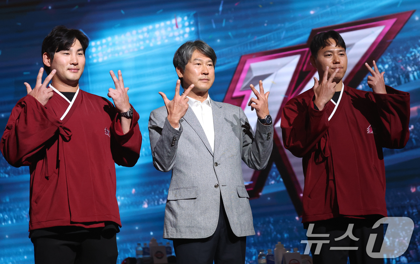 (서울=뉴스1) 김명섭 기자 = 26일 오후 서울 잠실 롯데호텔 월드에서 열린 2026 신한 SOL KBO 리그 미디어데이&팬페스트’에서 키움 히어로즈 설종진 감독과 임지열 하영민 …