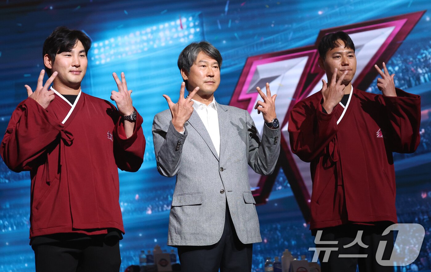 본문 이미지 - 26일 오후 서울 잠실 롯데호텔 월드에서 열린 2026 신한 SOL KBO 리그 미디어데이&팬페스트’에서 키움 히어로즈 설종진 감독과 임지열 하영민 선수가 팀 세리머니를 하고 있다. 2026.3.26 ⓒ 뉴스1 김명섭 기자