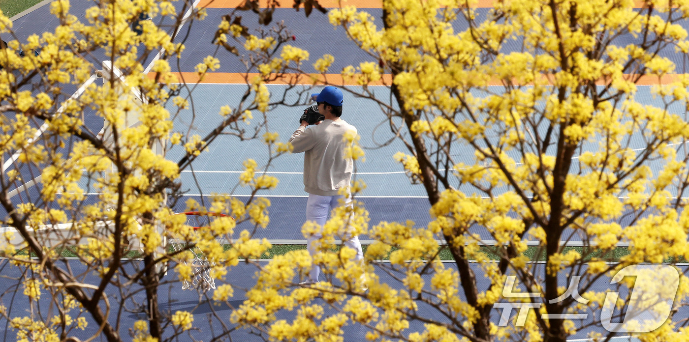 (서울=뉴스1) 박지혜 기자 = 26일 서울 서대문구 연세대학교 운동장에서 학생들이 포근한 봄날씨를 즐기며 운동을 하고 있다. 2026.3.26/뉴스1