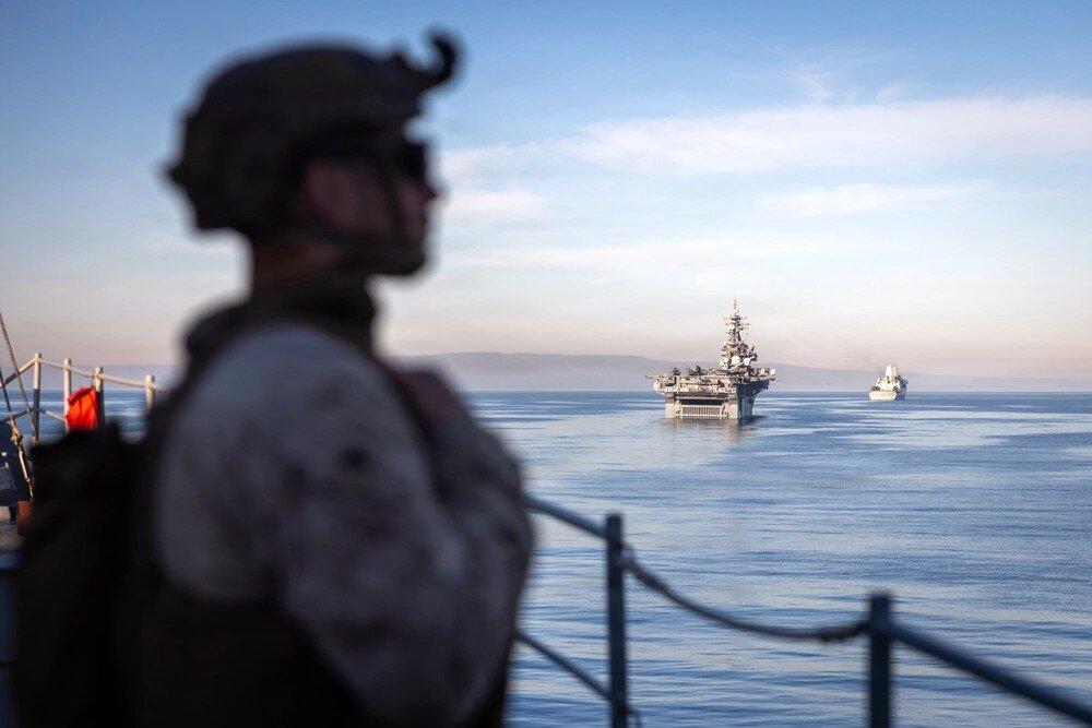 본문 이미지 - 지난달 27일(현지시간) 태평양상에서 미 해병대 제11해병 원정대(MEU) 소속 제3대대 5해병 상륙팀 대원이 훈련 중 주변 해역을 관찰하고 있다 (출처=미 국방부 시각정보 배포 서비스)