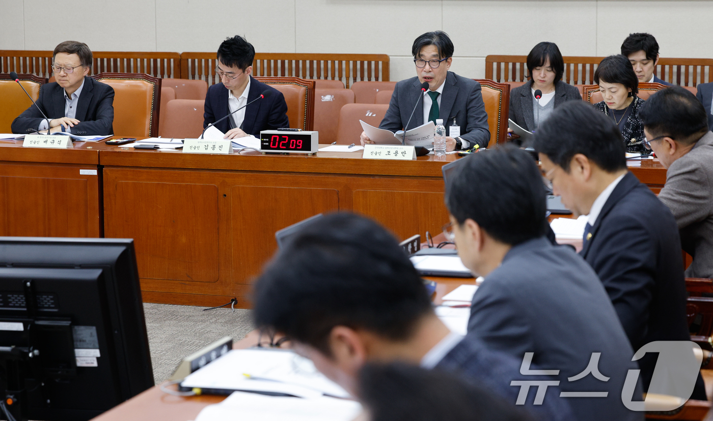 (서울=뉴스1) 안은나 기자 = 조용만 건국대학교 법학전문대학원 교수가 26일 서울 여의도 국회 기후에너지환경노동위원회에서 열린 실근로시간 단축 지원에 관한 법률안에 대한 입법공청 …