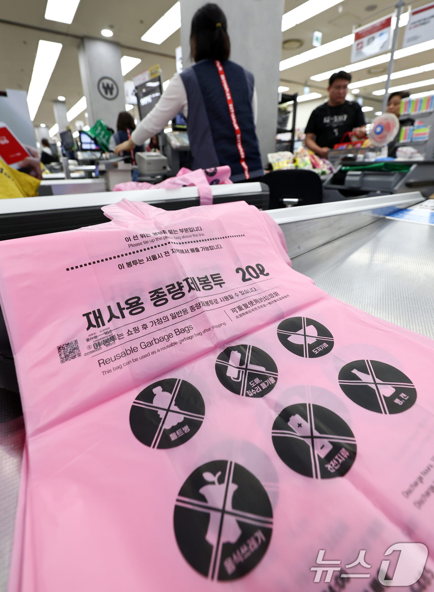 (서울=뉴스1) 최지환 기자 = 중동 상황이 장기화되면서 비닐과 플라스틱 원료가 되는 나프타 등 석유화학 제품 수급에 비상이 걸리자 정부는 종량제 봉투를 '핵심 관리 품목’으로 지 …