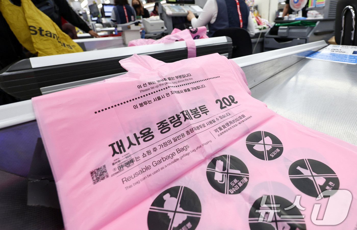 (서울=뉴스1) 최지환 기자 = 중동 상황이 장기화되면서 비닐과 플라스틱 원료가 되는 나프타 등 석유화학 제품 수급에 비상이 걸리자 정부는 종량제 봉투를 '핵심 관리 품목’으로 지 …