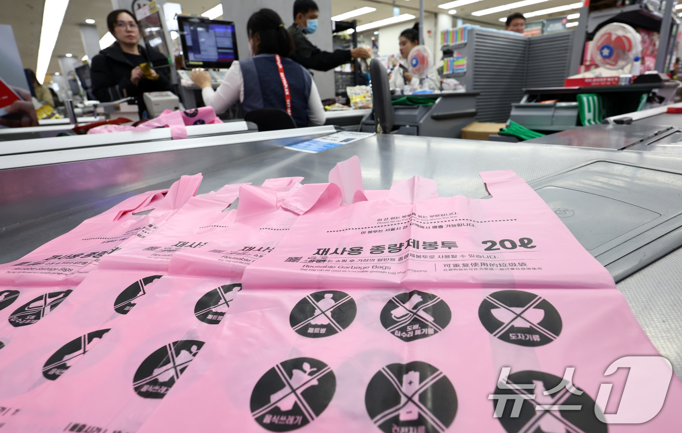 (서울=뉴스1) 최지환 기자 = 중동 상황이 장기화되면서 비닐과 플라스틱 원료가 되는 나프타 등 석유화학 제품 수급에 비상이 걸리자 정부는 종량제 봉투를 '핵심 관리 품목’으로 지 …