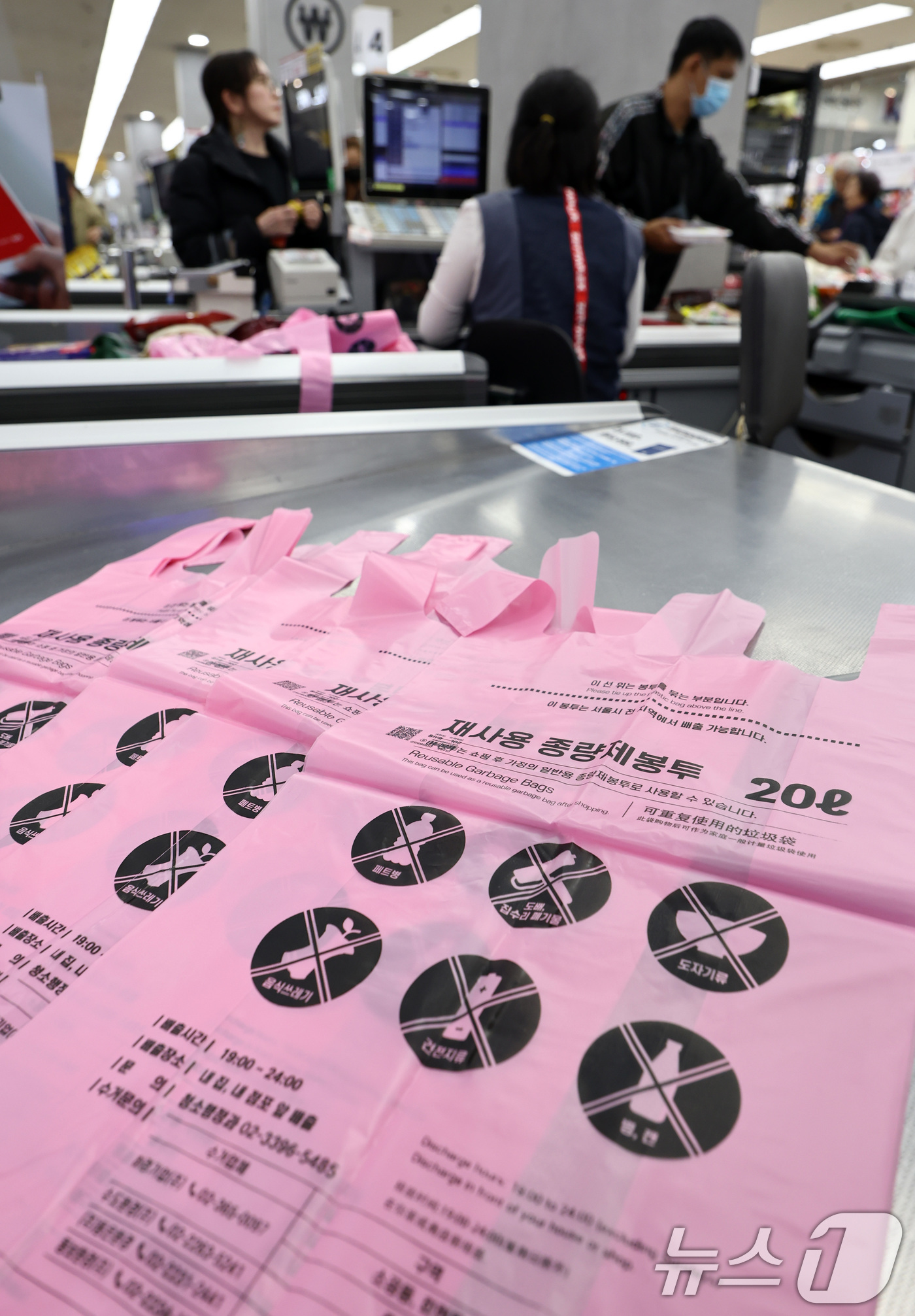 (서울=뉴스1) 최지환 기자 = 중동 상황이 장기화되면서 비닐과 플라스틱 원료가 되는 나프타 등 석유화학 제품 수급에 비상이 걸리자 정부는 종량제 봉투를 '핵심 관리 품목’으로 지 …