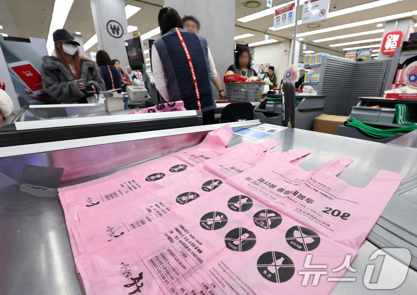 (서울=뉴스1) 최지환 기자 = 중동 상황이 장기화되면서 비닐과 플라스틱 원료가 되는 나프타 등 석유화학 제품 수급에 비상이 걸리자 정부는 종량제 봉투를 '핵심 관리 품목’으로 지 …