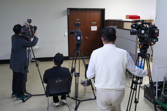 특검, 국회 윤한홍 정무위원장실 압수수색