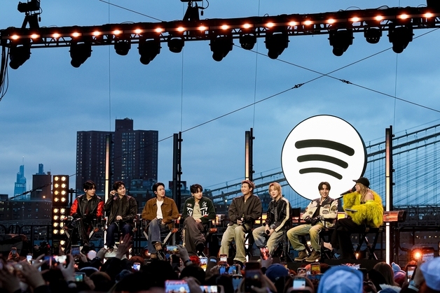 BTS, 6년만의 완전체 뉴욕 무대…민요 '아리랑' 떼창 터졌다