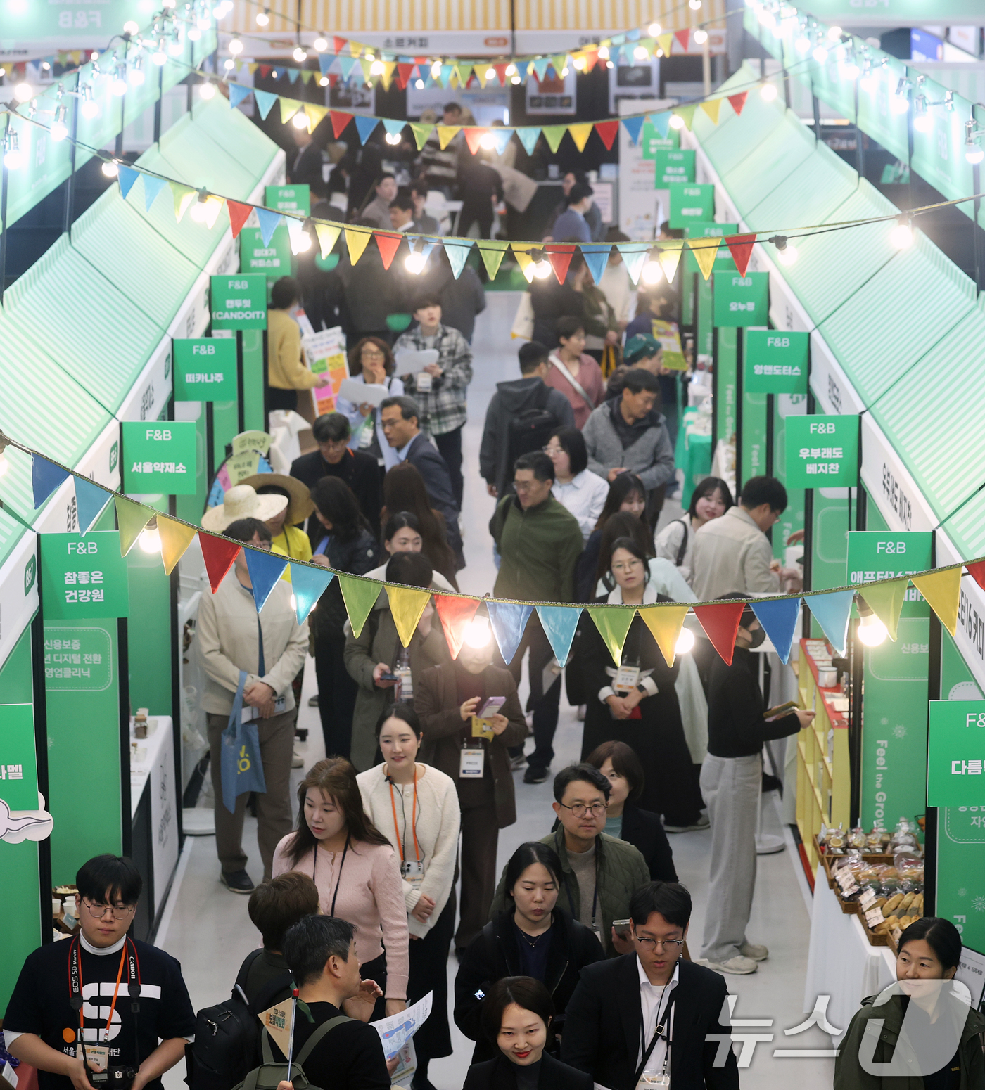 (서울=뉴스1) 오대일 기자 = 26일 오후 서울 중구 동대문디자인플라자(DDP)에서 열린 '2026 소상공인 힘보탬 박람회'에서 방문객들이 전시 부스를 들러보고 있다.'성장을 체 …