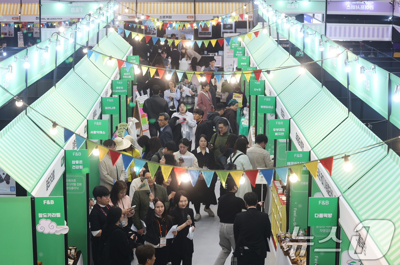(서울=뉴스1) 오대일 기자 = 26일 오후 서울 중구 동대문디자인플라자(DDP)에서 열린 '2026 소상공인 힘보탬 박람회'에서 방문객들이 전시 부스를 들러보고 있다.'성장을 체 …