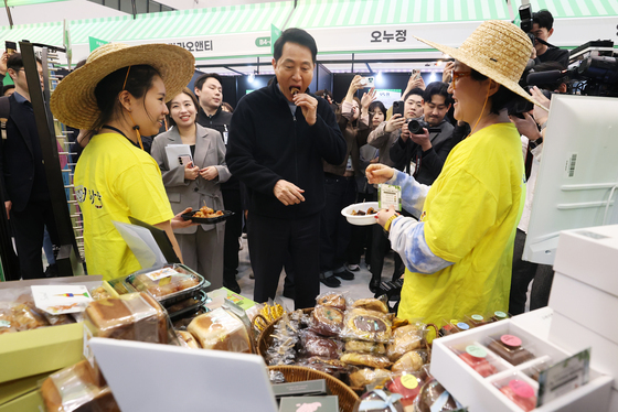 떡 시식하는 오세훈 서울시장