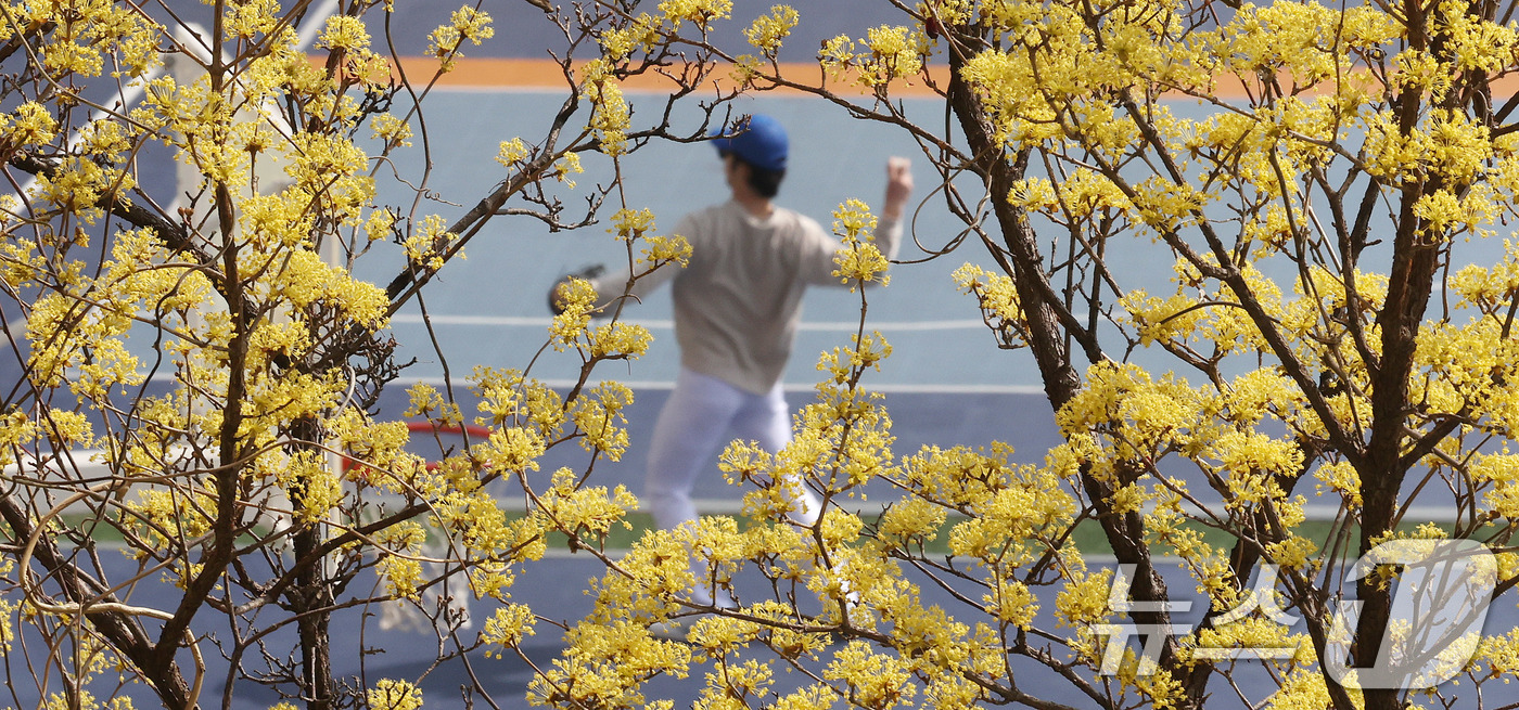 (서울=뉴스1) 박지혜 기자 = 26일 서울 서대문구 연세대학교 운동장에서 학생들이 포근한 봄날씨를 즐기며 운동을 하고 있다. 2026.3.26/뉴스1