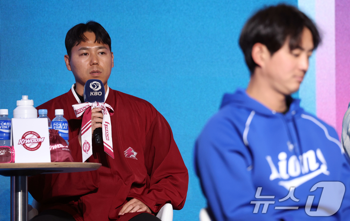 (서울=뉴스1) 김명섭 기자 = 26일 오후 서울 잠실 롯데호텔 월드에서 열린 2026 신한 SOL KBO 리그 미디어데이&팬페스트’에서 키움 히어로즈 하영민 선수가 각오를 밝하고 …