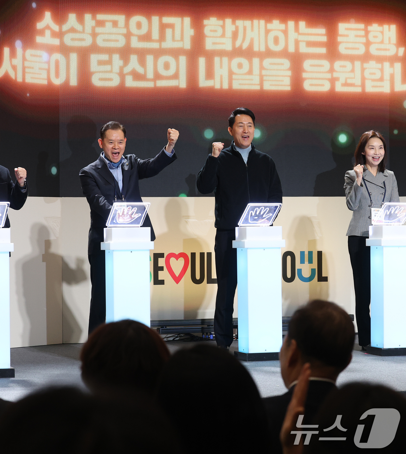 (서울=뉴스1) 오대일 기자 = 오세훈 서울시장이 26일 오후 서울 중구 동대문디자인플라자(DDP)에서 열린 '2026 소상공인 힘보탬 박람회' 개막식에서 내빈들과 함께 개막 세리 …