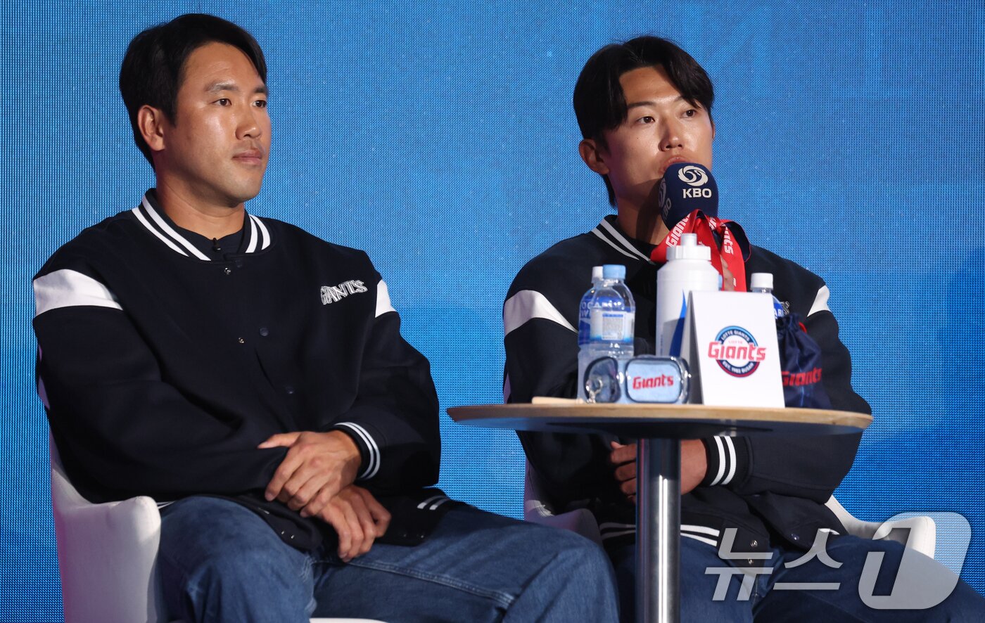 본문 이미지 - 26일 오후 서울 잠실 롯데호텔 월드에서 열린 2026 신한 SOL KBO 리그 미디어데이&팬페스트’에서 롯데 자이언츠 전민재 선수가 각오를 밝하고 있다. ⓒ 뉴스1 김명섭 기자