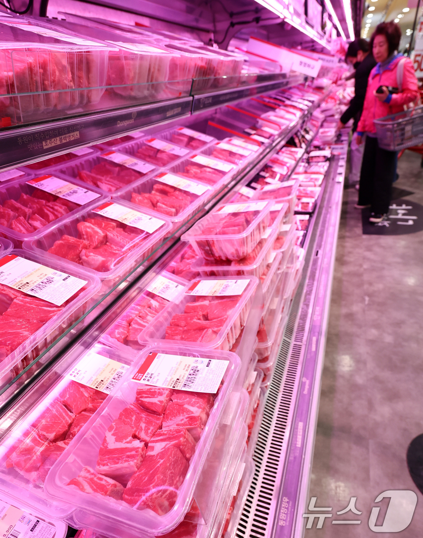 (서울=뉴스1) 최지환 기자 = 더불어민주당과 정부는 26일 당정협의를 열고 중동 사태로 인한 경제 비상 상황에 대응하기 위한 추가경정예산안을 협의했다. 예산안은 농축수산물 할인, …