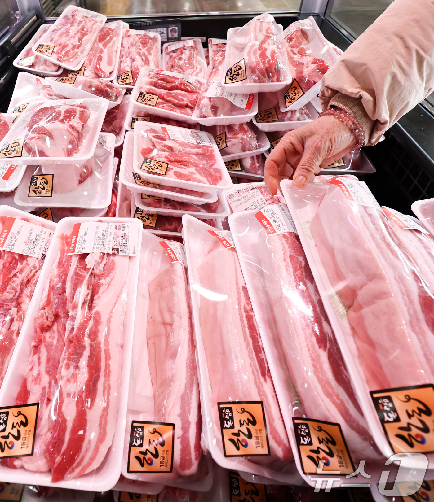 (서울=뉴스1) 최지환 기자 = 더불어민주당과 정부는 26일 당정협의를 열고 중동 사태로 인한 경제 비상 상황에 대응하기 위한 추가경정예산안을 협의했다. 예산안은 농축수산물 할인, …