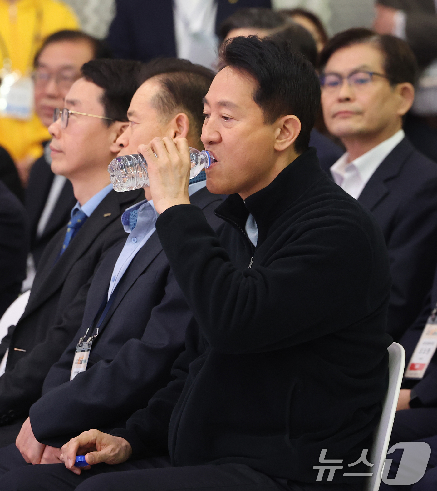 (서울=뉴스1) 오대일 기자 = 오세훈 서울시장이 26일 오후 서울 중구 동대문디자인플라자(DDP)에서 열린 '2026 소상공인 힘보탬 박람회' 개막식에서 잠시 목을 축이고 있다. …