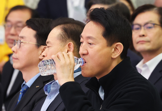 목 축이는 오세훈 서울시장