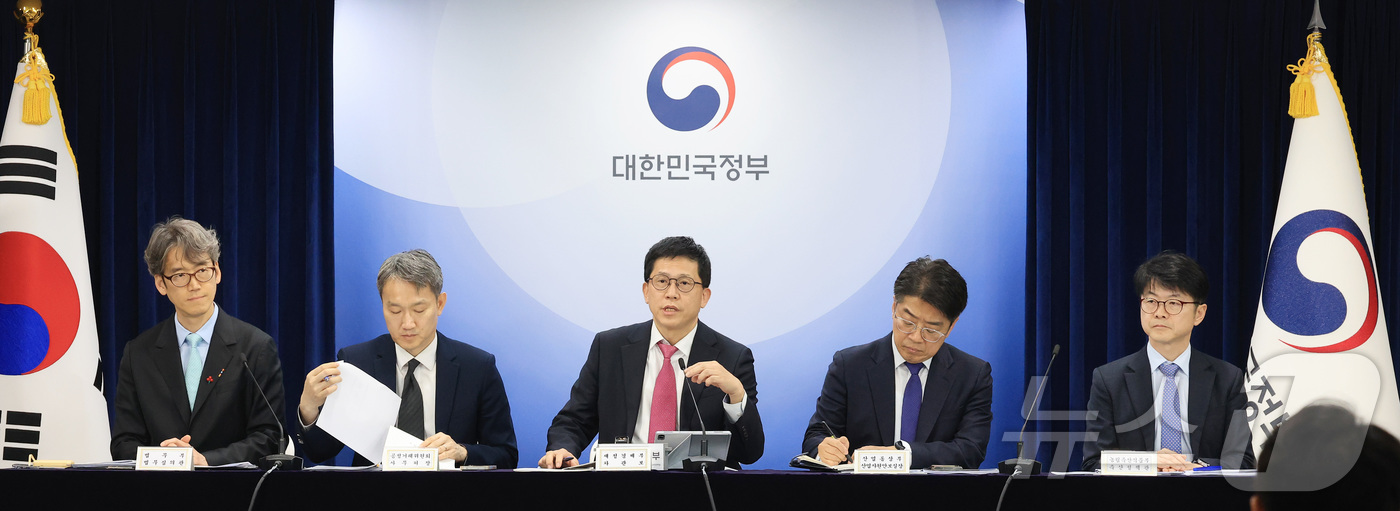 (서울=뉴스1) 임세영 기자 = 강기룡 재정경제부 차관보(왼쪽 세번째)가 26일 서울 종로구 정부서울청사에서 민생물가 특별관리 관계장관TF 사전 합동브리핑을 하고 있다. 2026. …