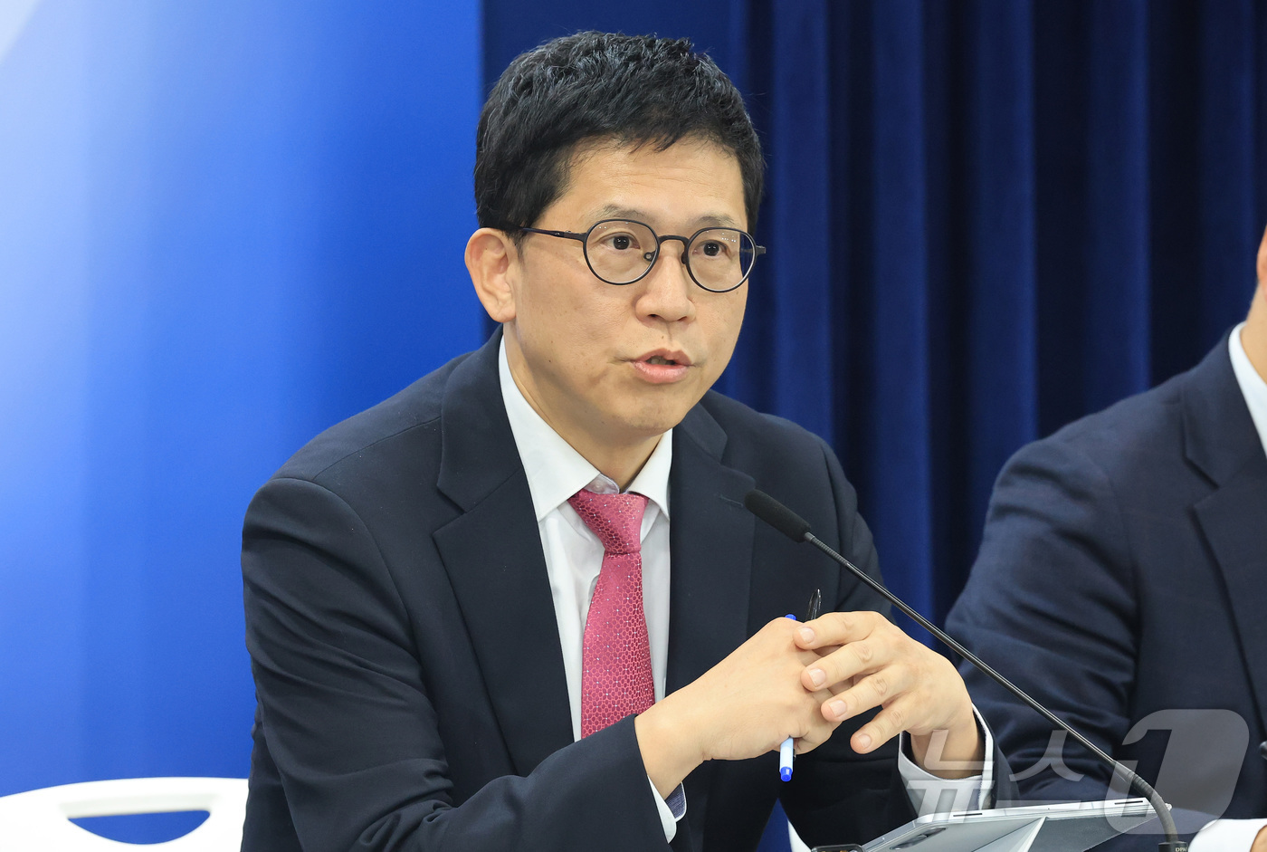 (서울=뉴스1) 임세영 기자 = 강기룡 재정경제부 차관보가 26일 서울 종로구 정부서울청사에서 민생물가 특별관리 관계장관TF 사전 합동브리핑을 하고 있다. 2026.3.26/뉴스1 …