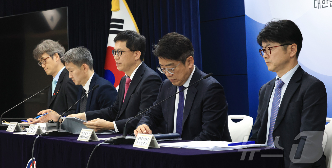 (서울=뉴스1) 임세영 기자 = 강기룡 재정경제부 차관보(왼쪽 세번째)가 26일 서울 종로구 정부서울청사에서 민생물가 특별관리 관계장관TF 사전 합동브리핑을 하고 있다. 2026. …