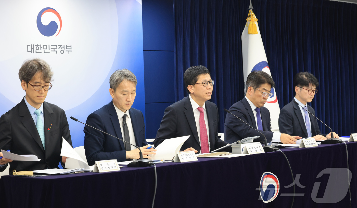 (서울=뉴스1) 임세영 기자 = 강기룡 재정경제부 차관보(왼쪽 세번째)가 26일 서울 종로구 정부서울청사에서 민생물가 특별관리 관계장관TF 사전 합동브리핑을 하고 있다. 2026. …