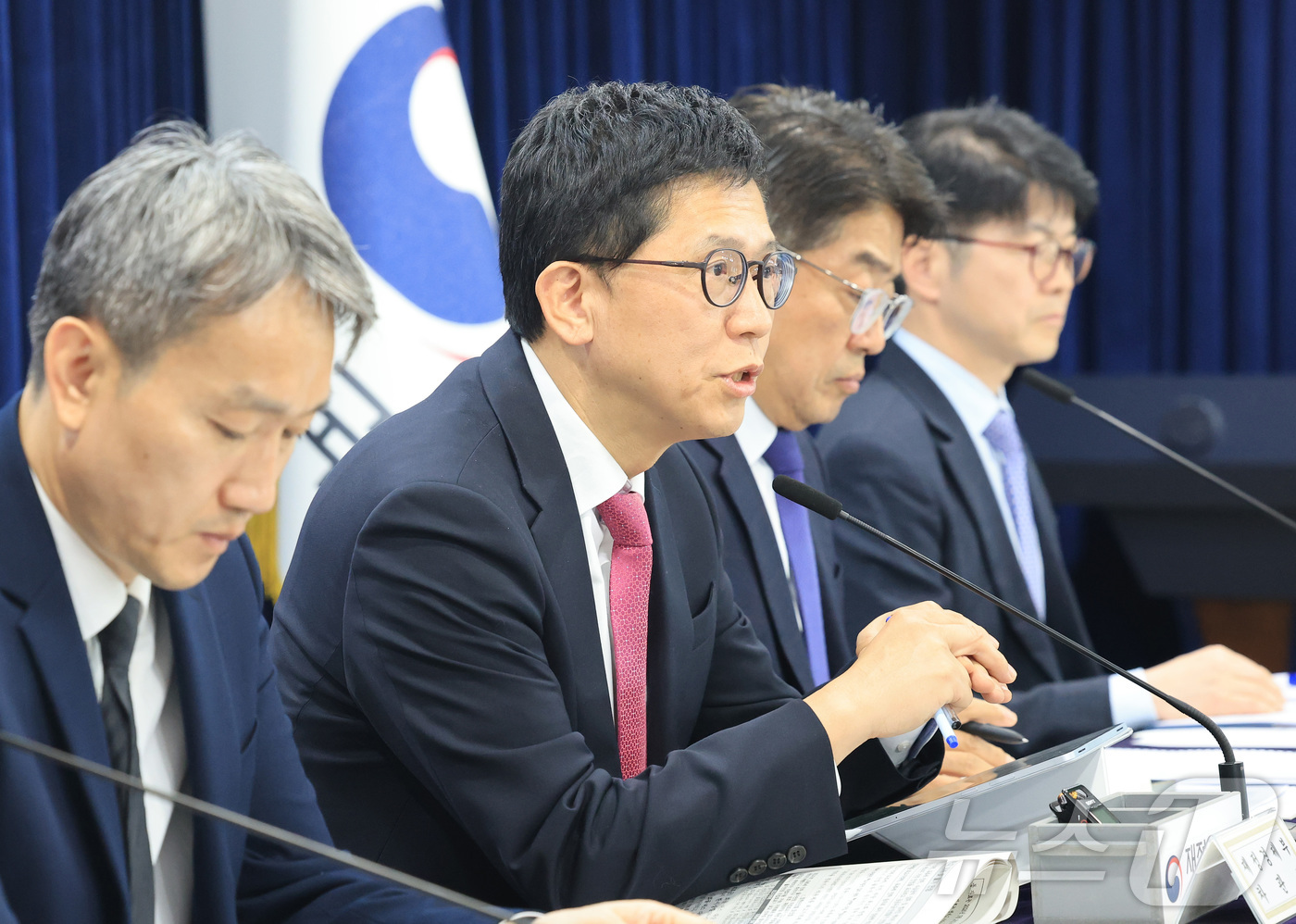 (서울=뉴스1) 임세영 기자 = 강기룡 재정경제부 차관보가 26일 서울 종로구 정부서울청사에서 민생물가 특별관리 관계장관TF 사전 합동브리핑을 하고 있다. 2026.3.26/뉴스1 …