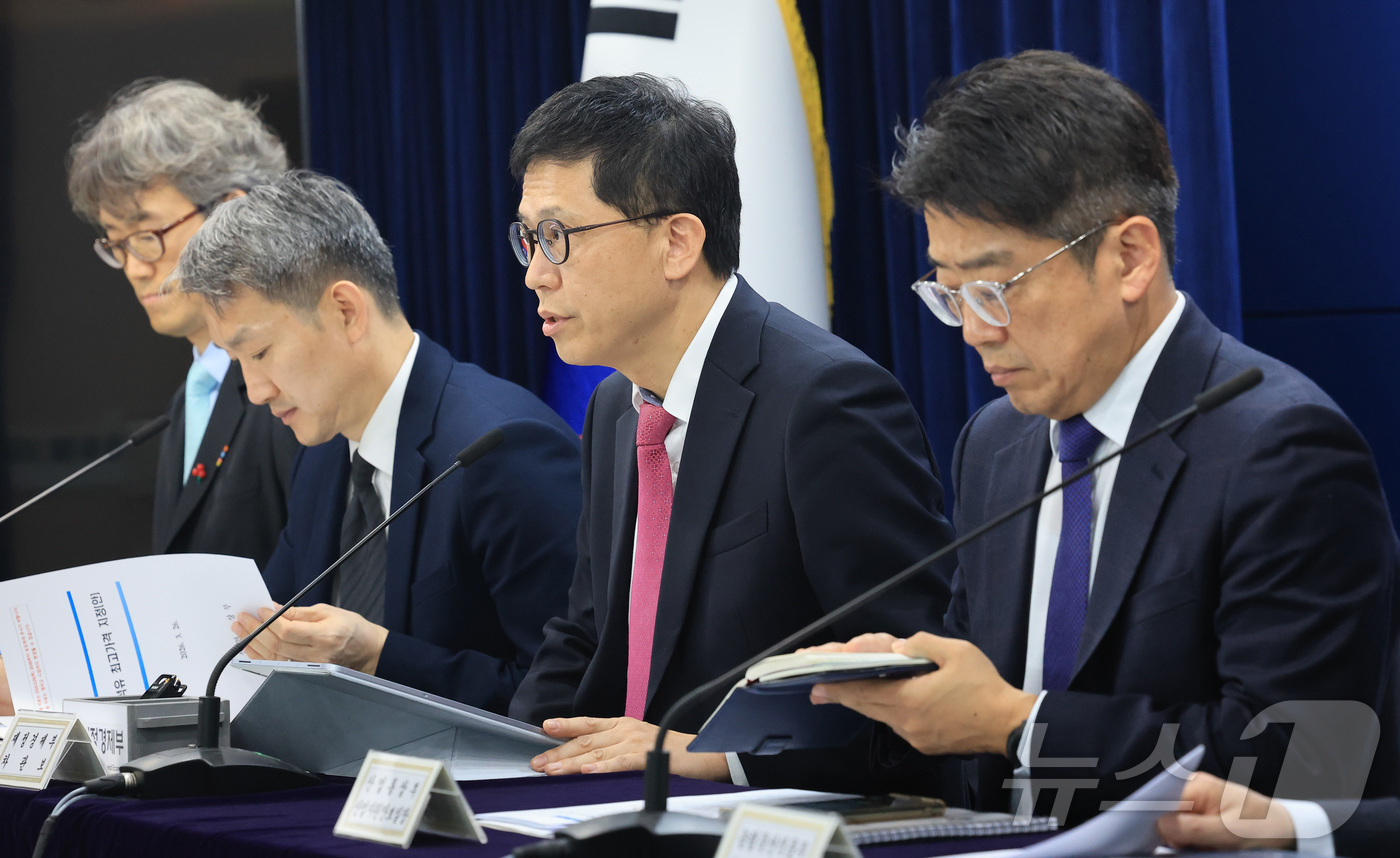 (서울=뉴스1) 임세영 기자 = 강기룡 재정경제부 차관보(오른쪽 두번째)가 26일 서울 종로구 정부서울청사에서 민생물가 특별관리 관계장관TF 사전 합동브리핑을 하고 있다. 2026 …
