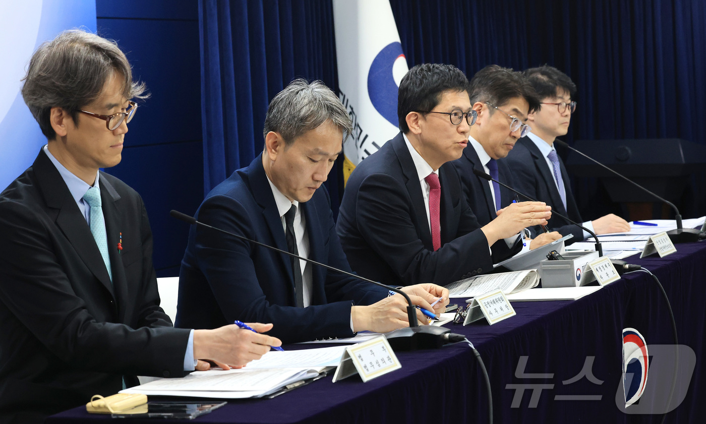 (서울=뉴스1) 임세영 기자 = 강기룡 재정경제부 차관보(왼쪽 세번째)가 26일 서울 종로구 정부서울청사에서 민생물가 특별관리 관계장관TF 사전 합동브리핑을 하고 있다. 2026. …