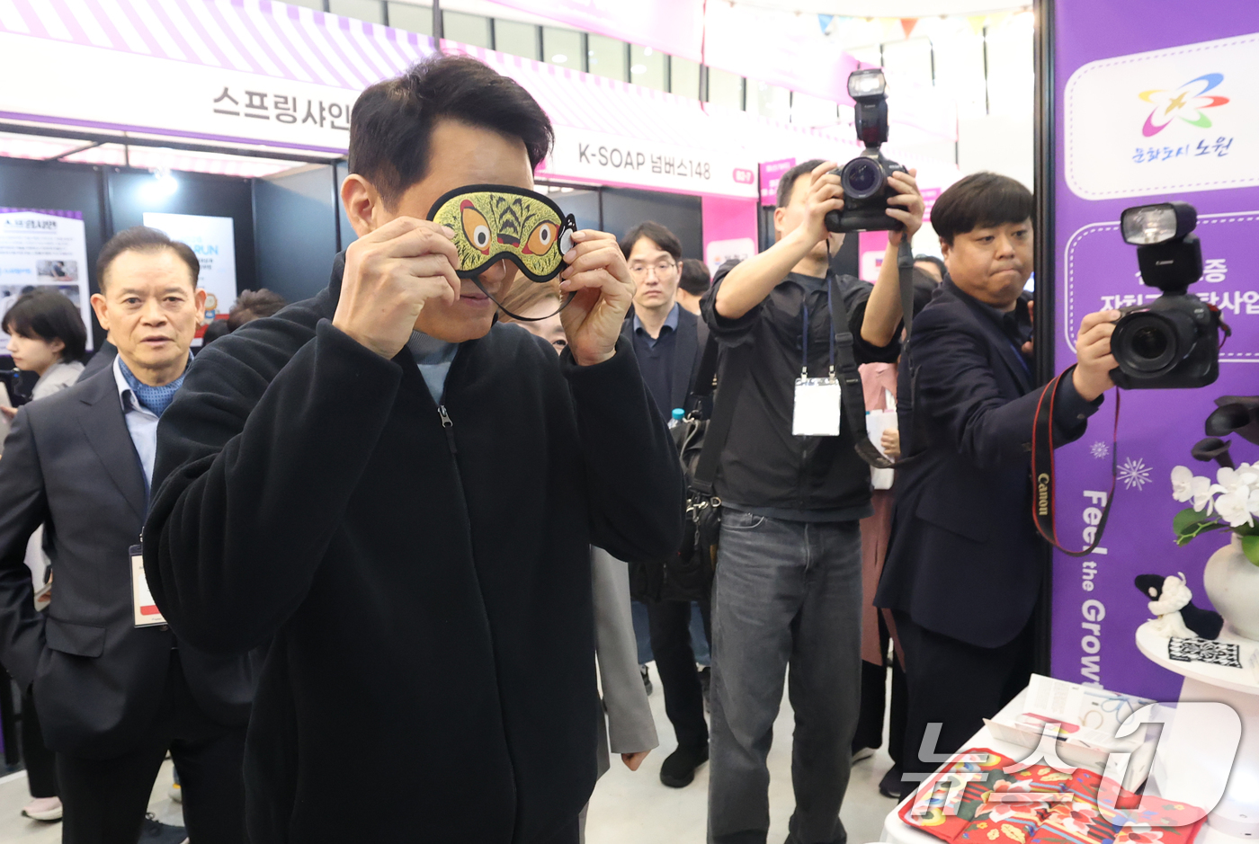 (서울=뉴스1) 오대일 기자 = 오세훈 서울시장이 26일 오후 서울 중구 동대문디자인플라자(DDP)에서 열린 '2026 소상공인 힘보탬 박람회'에서 소상공인 부스에 전시된 호작도 …