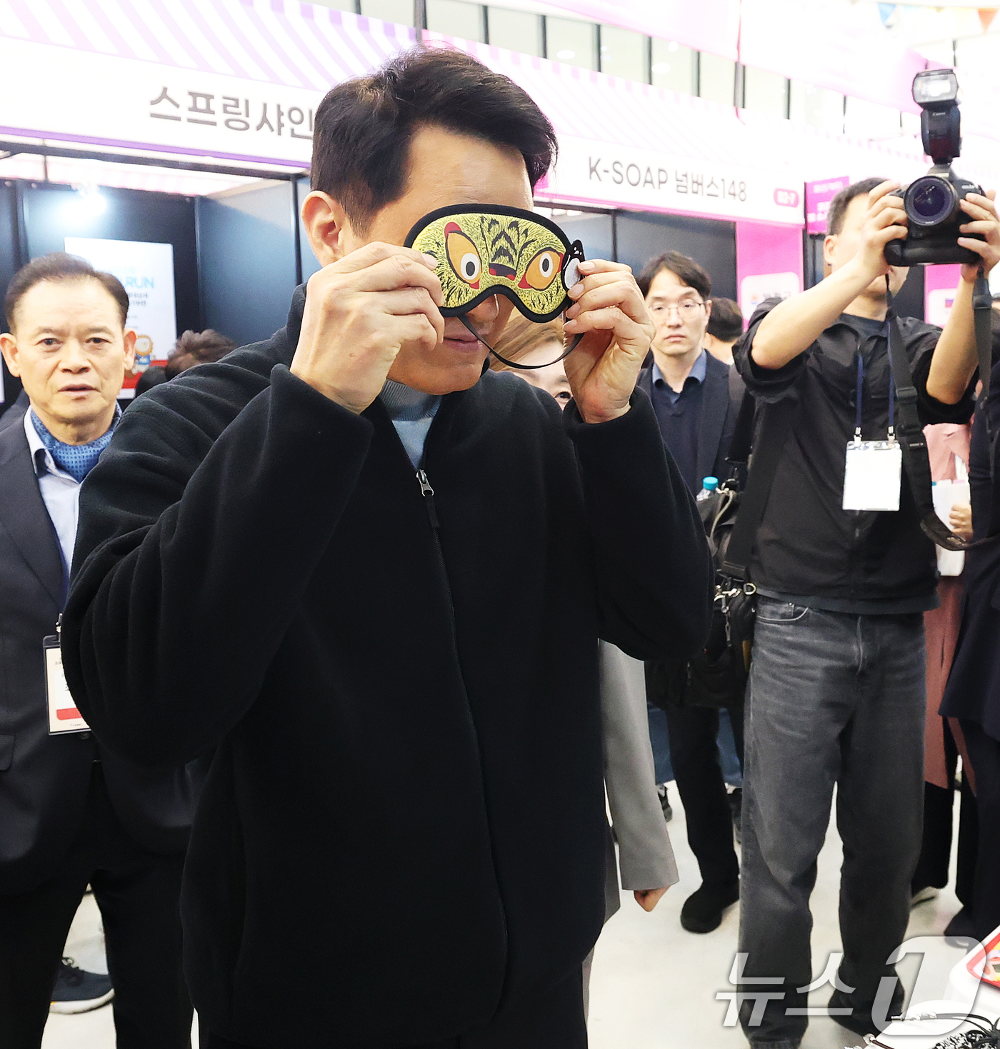 (서울=뉴스1) 오대일 기자 = 오세훈 서울시장이 26일 오후 서울 중구 동대문디자인플라자(DDP)에서 열린 '2026 소상공인 힘보탬 박람회'에서 소상공인 부스에 전시된 호작도 …