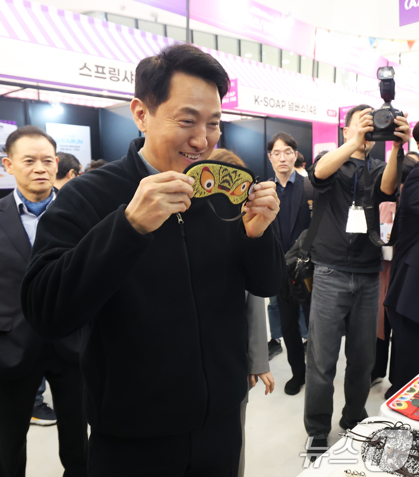 (서울=뉴스1) 오대일 기자 = 오세훈 서울시장이 26일 오후 서울 중구 동대문디자인플라자(DDP)에서 열린 '2026 소상공인 힘보탬 박람회'에서 소상공인 부스에 전시된 호작도 …