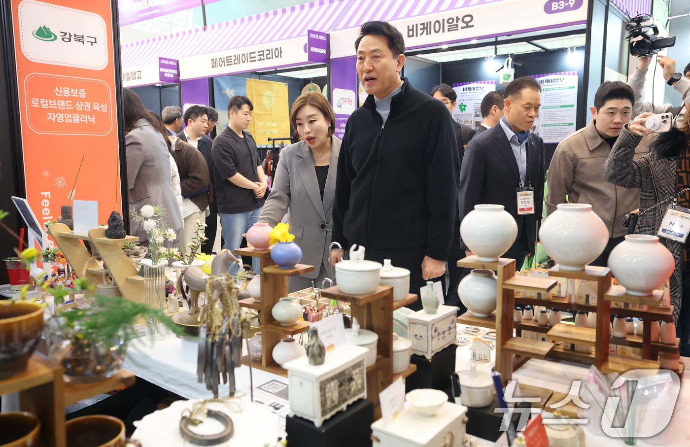 (서울=뉴스1) 오대일 기자 = 오세훈 서울시장이 26일 오후 서울 중구 동대문디자인플라자(DDP)에서 열린 '2026 소상공인 힘보탬 박람회'에서 전시 부스를 둘러보고 있다. 2 …