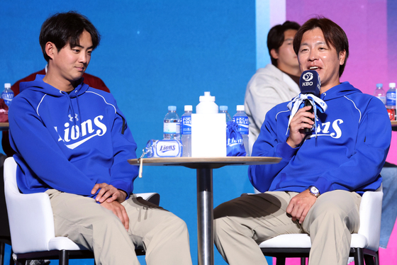 각오를 밝히는 강민호