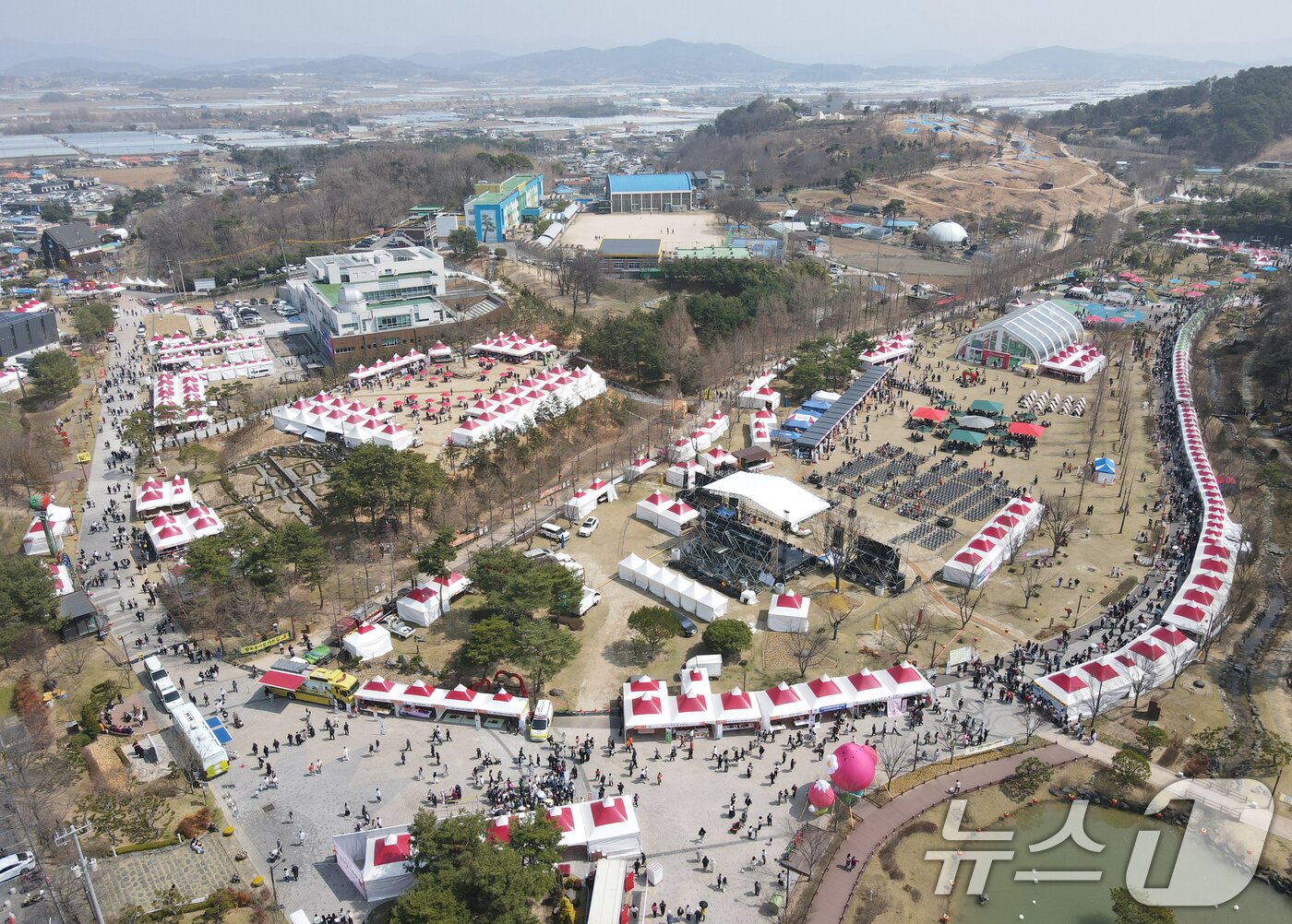 본문 이미지 - 충남 논산 딸기축제가 개막한 26일 논산시민가족공원 행사장이 관광객들로 붐비고 있다. 2026.3.26 ⓒ 뉴스1 김기태 기자