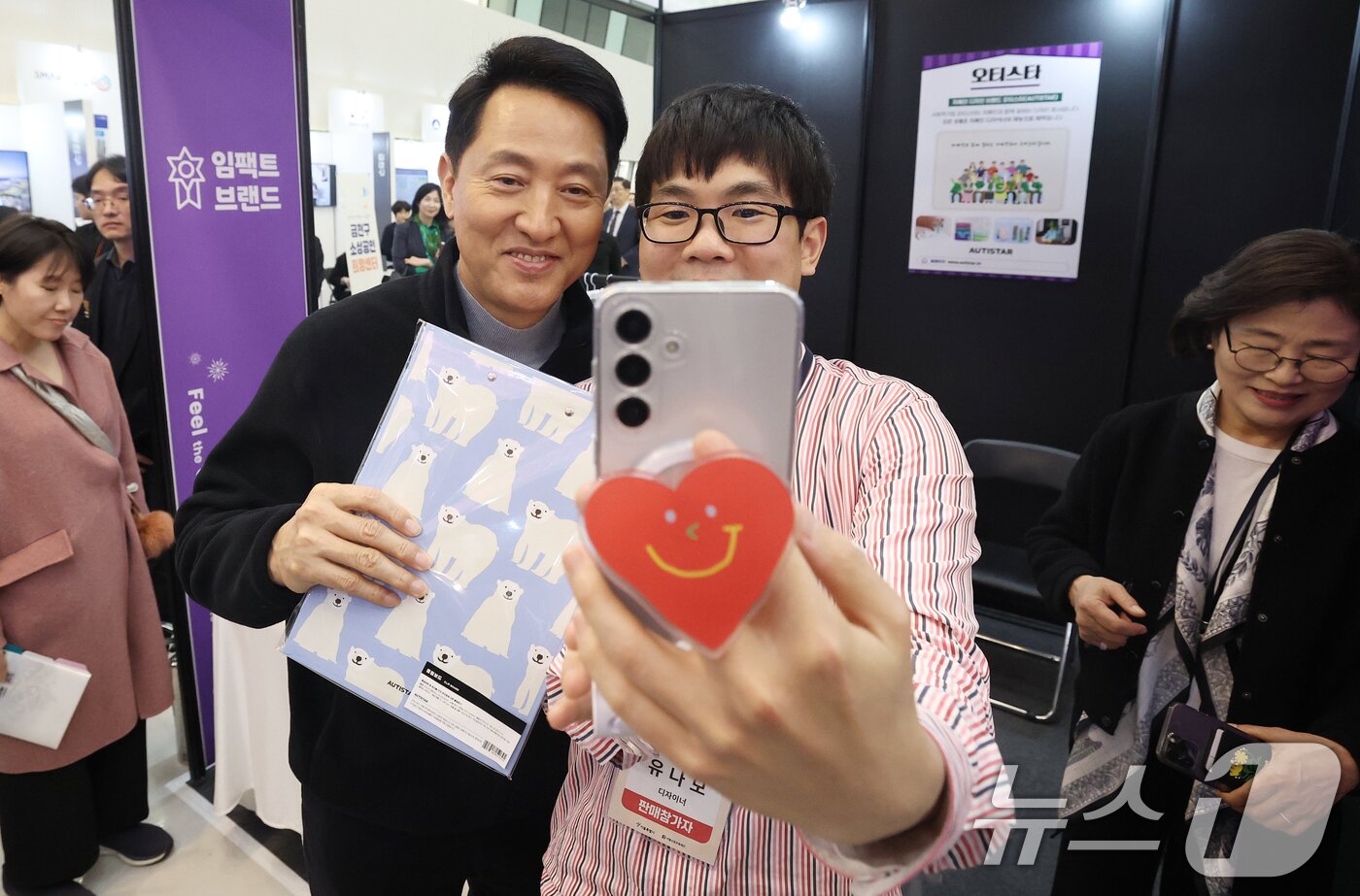 본문 이미지 - 오세훈 서울시장이 26일 오후 서울 중구 동대문디자인플라자(DDP)에서 열린 '2026 소상공인 힘보탬 박람회'에서 소상공인과 기념사진을 찍고 있다. 2026.3.26 ⓒ 뉴스1 오대일 기자