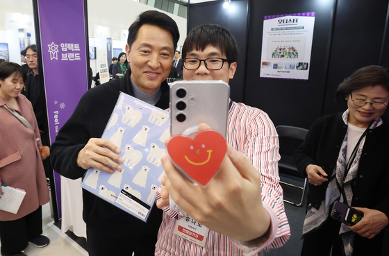 소상공인과 기념사진 찍는 오세훈 시장