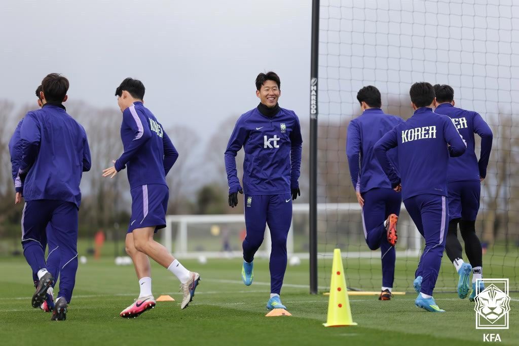 본문 이미지 - 코트디부아르전을 앞두고 대표팀에서 훈련 중인 손흥민. (대한축구협회 제공)